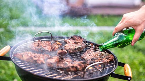 Bier toevoegen aan vlees op de BBQ